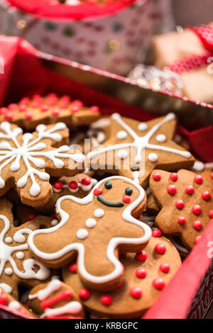 Gingerbread cookies traditionnels faits maison comme nourriture des cadeaux. Banque D'Images