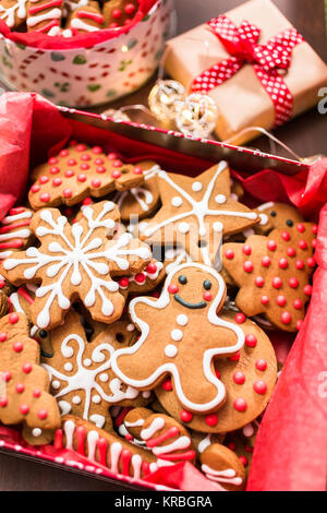 Gingerbread cookies traditionnels faits maison comme nourriture des cadeaux. Banque D'Images