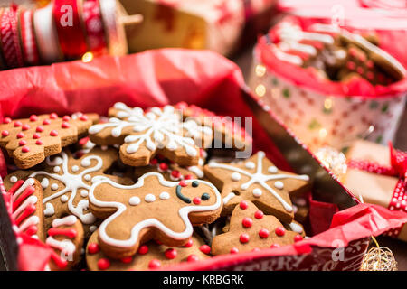 Gingerbread cookies traditionnels faits maison comme nourriture des cadeaux. Banque D'Images