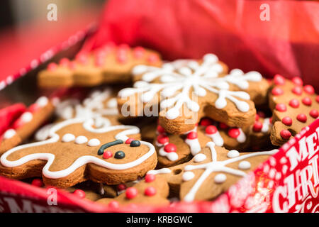 Gingerbread cookies traditionnels faits maison comme nourriture des cadeaux. Banque D'Images