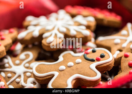 Gingerbread cookies traditionnels faits maison comme nourriture des cadeaux. Banque D'Images