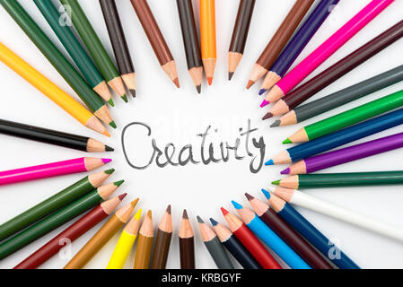 Crayons de couleur en accord avec la créativité message cercle Banque D'Images