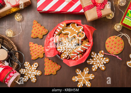 Gingerbread cookies traditionnels faits maison comme nourriture des cadeaux. Banque D'Images