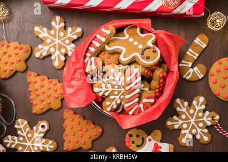 Gingerbread cookies traditionnels faits maison comme nourriture des cadeaux. Banque D'Images