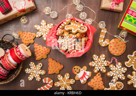 Gingerbread cookies traditionnels faits maison comme nourriture des cadeaux. Banque D'Images