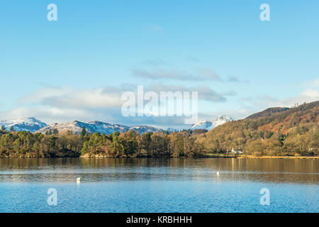 Le lac Windermere et le Lake District Fells Journée d'hiver Banque D'Images