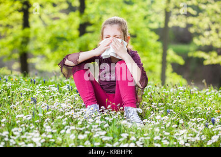 Petite fille avec son nez coup symptôme d'allergie Banque D'Images