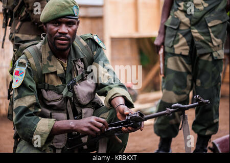 Un soldat des FARDC nettoie et vérifie ses armes dans le parc national des Virunga en RDC au cours des opérations contre les FDLR Banque D'Images