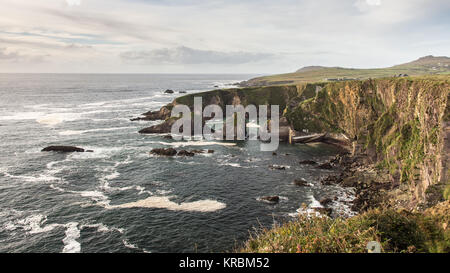 Un étroit sentier sinueux mène des falaises à Dunquin Pier sur l'éperon de la côte Atlantique de la péninsule de Dingle en Irlande du comté de Kerry. Banque D'Images