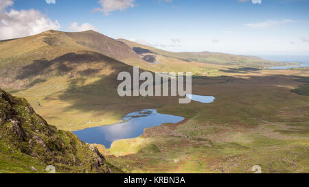 Brandon Mountain s'élève au-dessus des lacs de la vallée de l'Owenmore, avec la baie de Tralee dans la distance, formant la vue spectaculaire depuis le sommet de la Co Banque D'Images