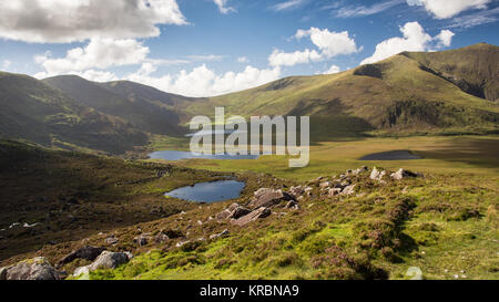 Brandon Mountain, la plus haute montagne sur la péninsule, Dignle est au-dessus une profonde vallée glaciaire et des lacs à l'ouest du comté de Conor Pass Banque D'Images