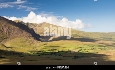 Des ombres de nuages passent au-dessus de la montagne de Brandon, l'un des plus hauts sommets, le comté de Kerry, péninsule de Dingle, vu de l'Conor Pass. Banque D'Images