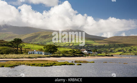 Brandon Mountain, le plus haut sommet de la péninsule de Dingle, s'élève depuis les rives de l'estuaire de Cloghane sur Brandon Bay à l'ouest de l'Irlande, le comté de Kerry Banque D'Images
