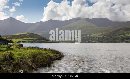 Brandon Mountain, le plus haut sommet de la péninsule de Dingle, s'élève depuis les rives de l'estuaire de Cloghane sur Brandon Bay à l'ouest de l'Irlande, le comté de Kerry Banque D'Images