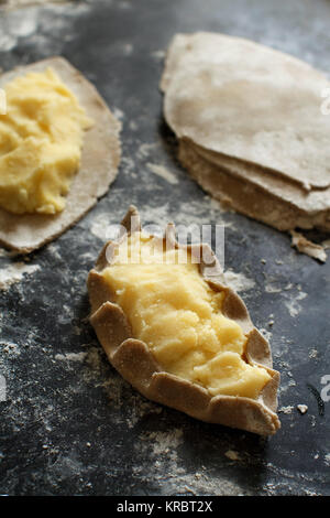 Le carélien traditionnel pasties avec pommes de terre Banque D'Images