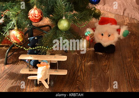 Les jouets de Noël et décorations dans l'arbre de Noël Banque D'Images