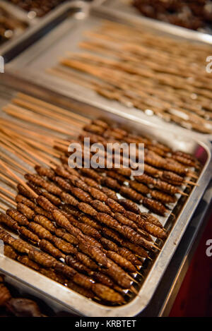 Bugs et les vers dans un marché des aliments asiatiques à Pékin, en Chine. Banque D'Images