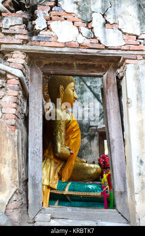 Unseen Thaïlande,ruines du vieux temple avec une racine d'arbre Bodhi,chanté,temple Katea Sala Daeng, Muang, Angthong, Thaïlande (propriété publique) Banque D'Images