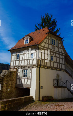 Maison de style tudor résidentiel avec ciel bleu en arrière-plan Banque D'Images