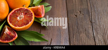 Les oranges siciliennes rouges frais avec des feuilles Banque D'Images