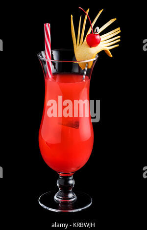 Singapore Sling des cocktails sur fond noir Banque D'Images