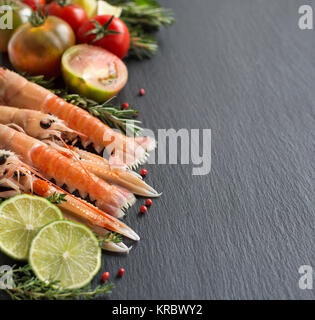 Langoustines crues avec légumes et fines herbes Banque D'Images