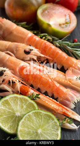 Langoustines crues avec légumes et fines herbes Banque D'Images