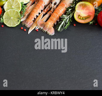 Langoustines crues avec légumes et fines herbes Banque D'Images