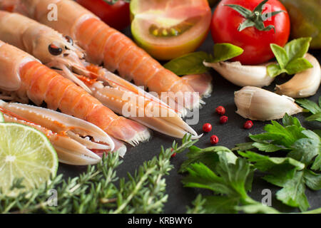 Langoustines crues avec légumes et fines herbes Banque D'Images