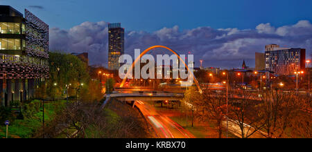 Plus vieux (2017) horizon de Manchester du sud avec Hulme Arch et une partie de Manchester Metropolitan University sur la gauche. Plus récent 2021 clichés disponibles par moi-même. Banque D'Images