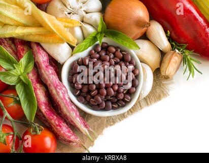 Les haricots azuki crus dans un bol et les légumes frais Banque D'Images