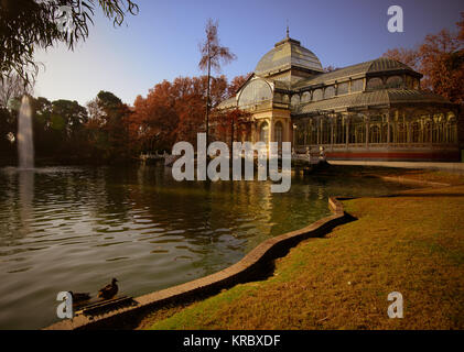 Le palais de cristal dans le parc Retiro, Madrid, Espagne. Banque D'Images