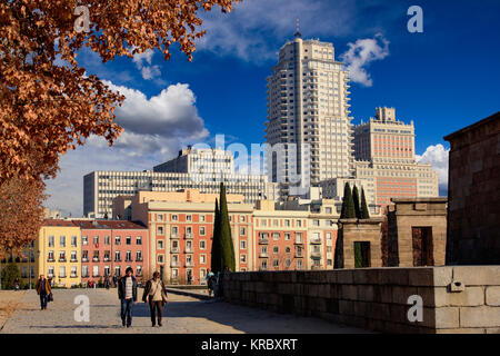 Madrid, Espagne - le 21 décembre 2015 : paysage urbain de Madrid - Plaza de Espana vue du Parque del Oeste, Madrid. Banque D'Images