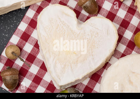 Neufchatel fromage sur une serviette blanche et rouge Banque D'Images