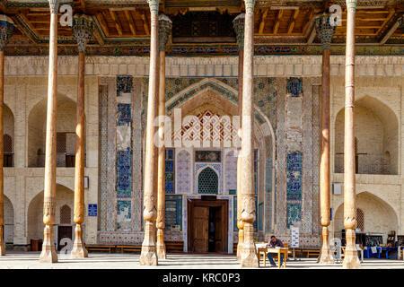 L'extérieur de la mosquée Bolo Hauz, Boukhara, Ouzbékistan Banque D'Images