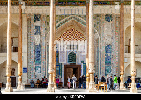 Un groupe de touristes visitant la mosquée Bolo Hauz, Boukhara, Ouzbékistan Banque D'Images