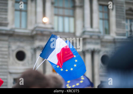 Drapeaux de l'UE et la France drapeaux indiqué sur une manifestation à Paris. Banque D'Images