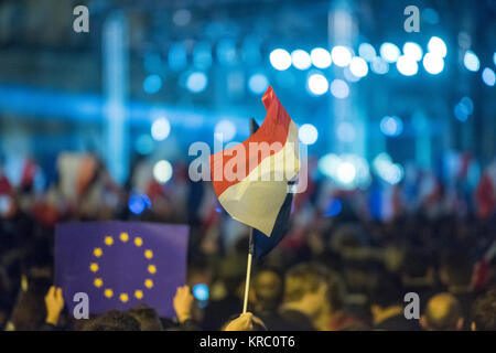 Drapeaux de l'UE et la France drapeaux indiqué sur une manifestation à Paris. Banque D'Images