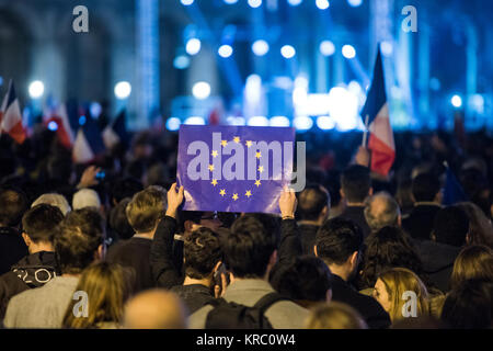 Drapeaux de l'UE et la France drapeaux indiqué sur une manifestation à Paris. Banque D'Images