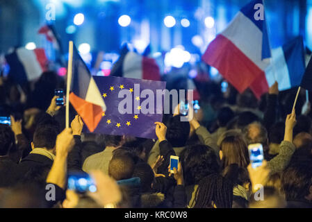 Drapeaux de l'UE et la France drapeaux indiqué sur une manifestation à Paris. Banque D'Images