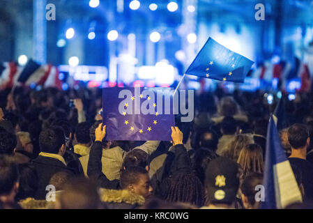 Drapeaux de l'UE et la France drapeaux indiqué sur une manifestation à Paris. Banque D'Images