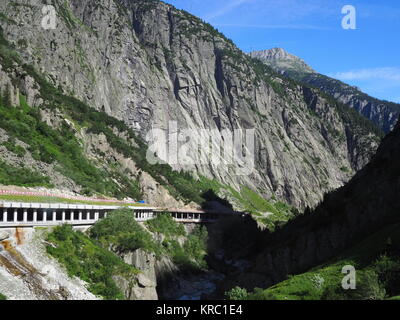 Scenic route pierreuse en tunnel Alpes suisses en Suisse près de Andermatt ville avec des montagnes rocheuses des alpes paysage plage paysage avec ciel bleu clair. Banque D'Images