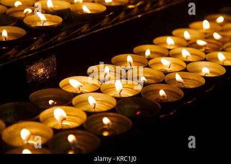 Bougies dans une église sombre Banque D'Images