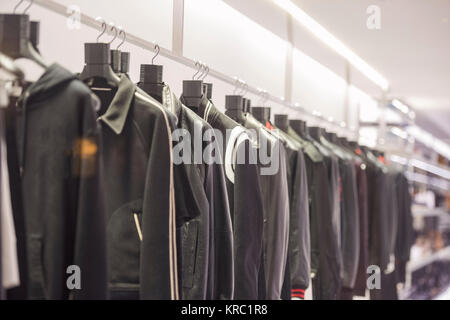 Jackets dans un magasin à Paris Banque D'Images