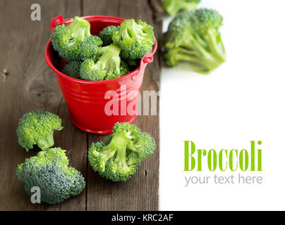 Le brocoli vert dans la benne rouge Banque D'Images