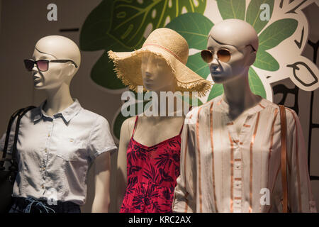 Des mannequins dans une vitrine de magasin de vêtements à Paris Banque D'Images