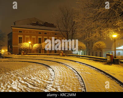 La place Saint Nicolas en centre historique de la ville de Bielsko-Biala en Pologne avec de vieux bâtiment rose, des candélabres en 2017 soirée froide d'hiver, l'Europe. Banque D'Images
