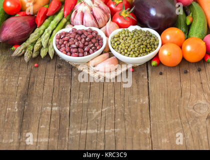 Les haricots azuki et Mungo dans un bol et les légumes Banque D'Images