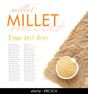 Millet cru dans un bol Banque D'Images