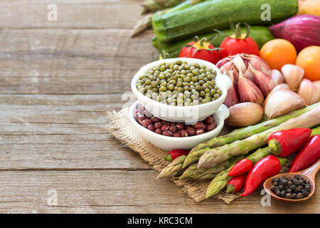 Les haricots azuki et Mungo dans un bol et les légumes Banque D'Images